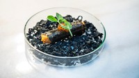 Dimulai dari Tuna na Niura yang disajikan sebagai hidangan pembuka. Berupa gulungan nori (rumput laut) berisi tuna, andaliman, dan calamansi. Bagian bawahnya berwarna hitam ternyata bisa dimakan karena dibuat dari wakame yang digoreng. Foto: Raffles Jakarta