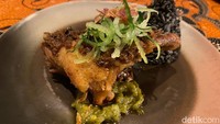 Nasi Bebek Ireng juga menjadi jagoan. Warna hitam pada nasinya dibuat dari tinta cumi kemudian diberi bumbu supaya gurih enak, kata seorang chef penyaji. Foto: detikfood