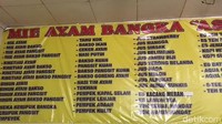 Walaupun bernama Mie Ayam Bangka Asan, tempat ini ternyata tidak hanya menyajikan mie ayam saja. Mulai dari pilihan mie seperti bihun dan kwetiau, pangsit rebus, ceker ayam bahkan hingga berbagai jenis pempek dan tekwan juga bisa ditemukan di sini. Foto: detikcom/Diah Afrilian
