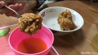 Rasa dari adonan bakso gorengnya begitu terasa perpaduan antara daging ayam dengan daging ikan yang digunakan. Bakso gorengnya juga disajikan dengan kuah saus asam manis yang cair tetapi ketiak meresap ke dalam baksonya rasanya menjadi begitu sempurna. Foto: detikcom/Diah Afrilian