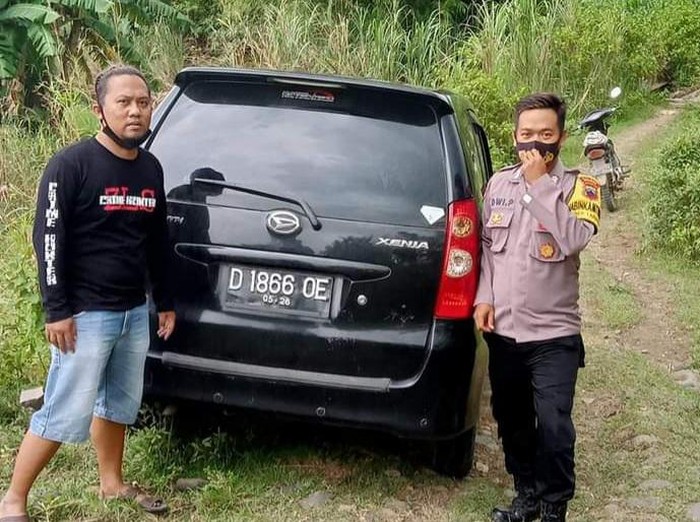 Mobil pemudik asal Bandung tersesat di tanggul Sungai Pemali.