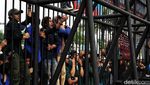 Momen Mahasiswa Suarakan Tuntutan dari Balik Pagar DPR
