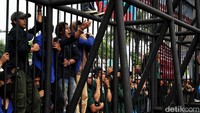 Sebagian mahasiswa berorasi dari balik pagar gerbang Gedung DPR. 
