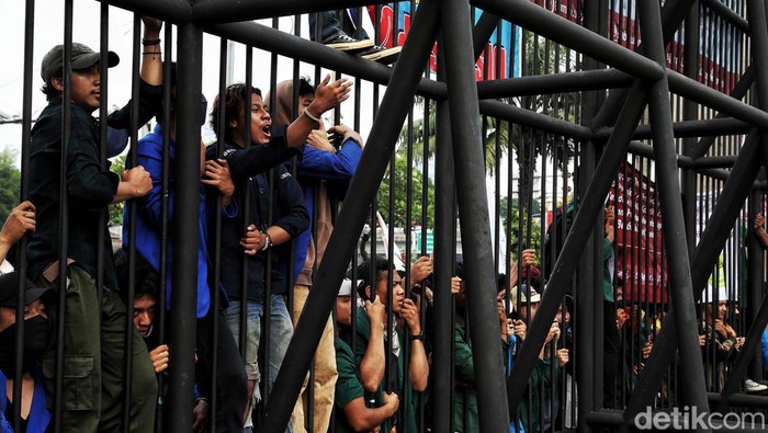 Momen Mahasiswa Suarakan Tuntutan dari Balik Pagar DPR Massa mahasiswa yang tergabung dari Aliansi BEM seluruh Indonesia menggelar demo 11 April di depan gedung DPR. Mereka sempat berorasi sambil memanjat gedung DPR.