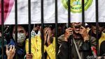 Momen Mahasiswa Suarakan Tuntutan dari Balik Pagar DPR