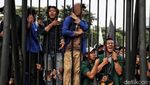 Momen Mahasiswa Suarakan Tuntutan dari Balik Pagar DPR