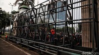 Mahasiswa mendesak dan menuntut wakil rakyat untuk menjemput aspirasi rakyat sebagaimana aksi massa yang telah dilakukan dari berbagai daerah dari tanggal 28 Maret hingga 11 April 2022.
