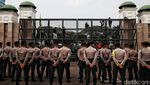 Momen Mahasiswa Suarakan Tuntutan dari Balik Pagar DPR