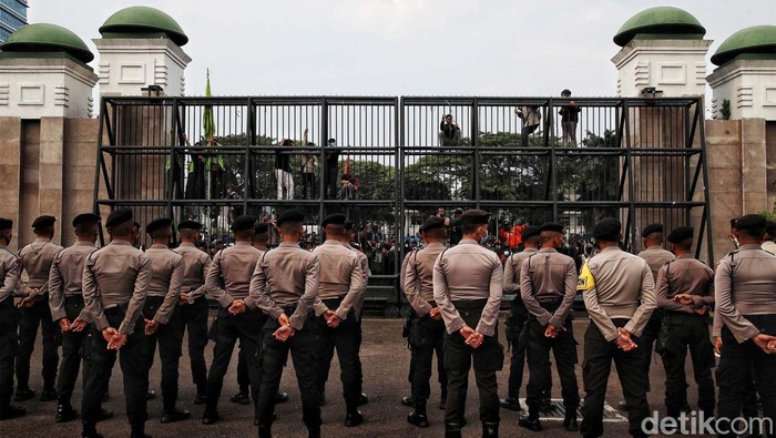 Massa mahasiswa yang tergabung dari Aliansi BEM seluruh Indonesia menggelar demo 11 April di depan gedung DPR. Mereka sempat berorasi sambil memanjat gedung DPR.