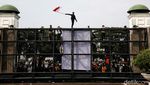 Momen Mahasiswa Suarakan Tuntutan dari Balik Pagar DPR