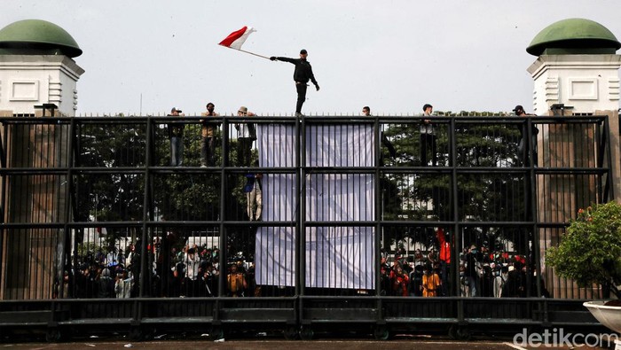 Massa mahasiswa yang tergabung dari Aliansi BEM seluruh Indonesia menggelar demo 11 April di depan gedung DPR. Mereka sempat berorasi sambil memanjat gedung DPR.