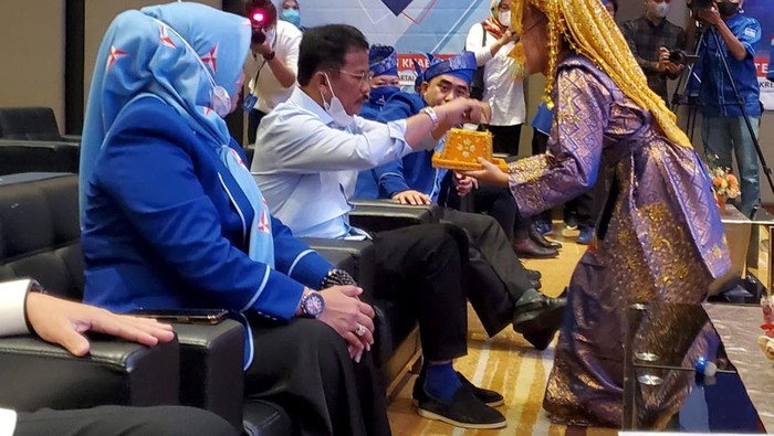 Momen Pelantikan Kader Perempuan DPD Demokrat Kepri Ketua Umum Partai Demokrat Agus Harimurti Yudhoyono ( AHY) melantik kader perempuan sebagai Ketua DPD Provinsi Kepulauan Riau. AHY mempercayakan kepada Hj. Asna untuk menjadi Ketua DPD Partai Demokrat DPD Provinsi Kepri periode 2022-2026.