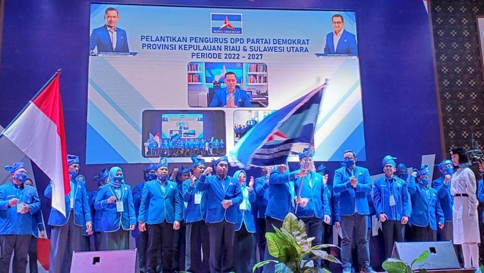 Momen Pelantikan Kader Perempuan DPD Demokrat Kepri Ketua Umum Partai Demokrat Agus Harimurti Yudhoyono ( AHY) melantik kader perempuan sebagai Ketua DPD Provinsi Kepulauan Riau. AHY mempercayakan kepada Hj. Asna untuk menjadi Ketua DPD Partai Demokrat DPD Provinsi Kepri periode 2022-2026.