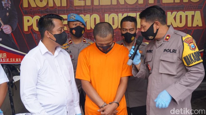 Montir mobil asal Tulungagung tega menjual istrinya untuk melayani threesome di Kota Mojokerto.