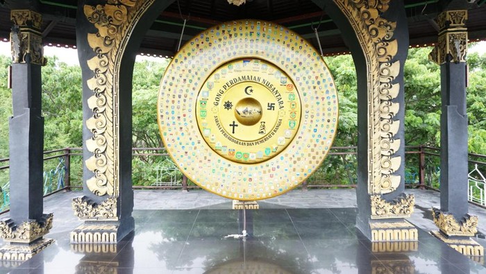 Monumen Gong Perdamaian di Palu Monumen Gong Perdamaian di Palu