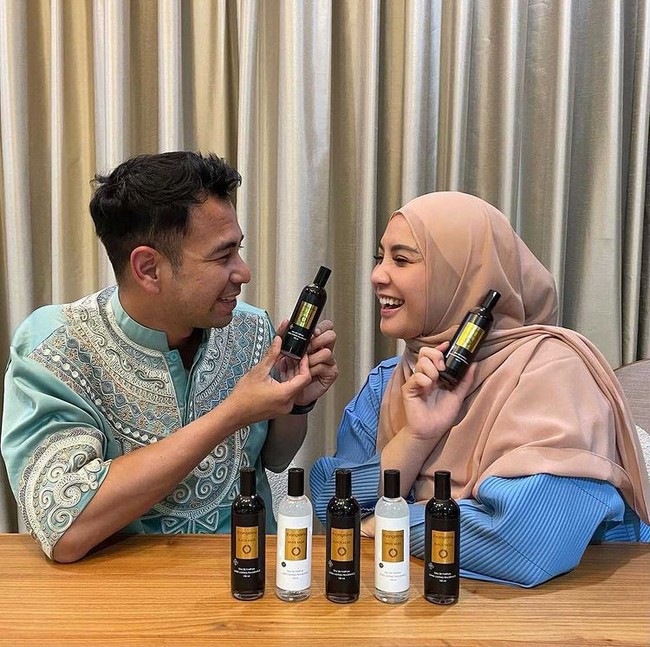 Nagita Slavina kembali tampil berhijab di foto endorse parfum di Instagram. Gigi dan Rafi berpose saling bertatapan sambil tersenyum. Gigi terlihat memesona dengan memakai hijab pashmina. Foto: Dok. Instagram @raffinagita1717.