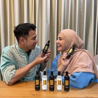 Nagita Slavina kembali tampil berhijab di foto endorse parfum di Instagram. Gigi dan Rafi berpose saling bertatapan sambil tersenyum. Gigi terlihat memesona dengan memakai hijab pashmina. Foto: Dok. Instagram @raffinagita1717.