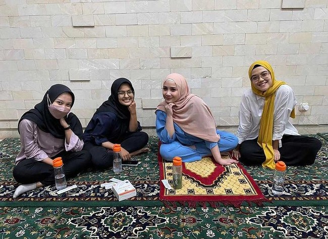 Nagita Slavina Mariana Tengker tampil berbeda saat mengadakan kajian bersama ustaz di rumahnya. Nagita Slavina atau akrab disapa Gigi mengenakan hijab pashmina mocca dipadu dengan one set warna biru. Foto: Dok. Instagram @raffinagita1717.
