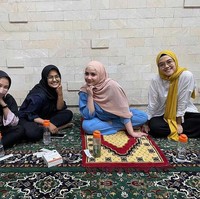 Nagita Slavina Mariana Tengker tampil berbeda saat mengadakan kajian bersama ustaz di rumahnya. Nagita Slavina atau akrab disapa Gigi mengenakan hijab pashmina mocca dipadu dengan one set warna biru. Foto: Dok. Instagram @raffinagita1717.