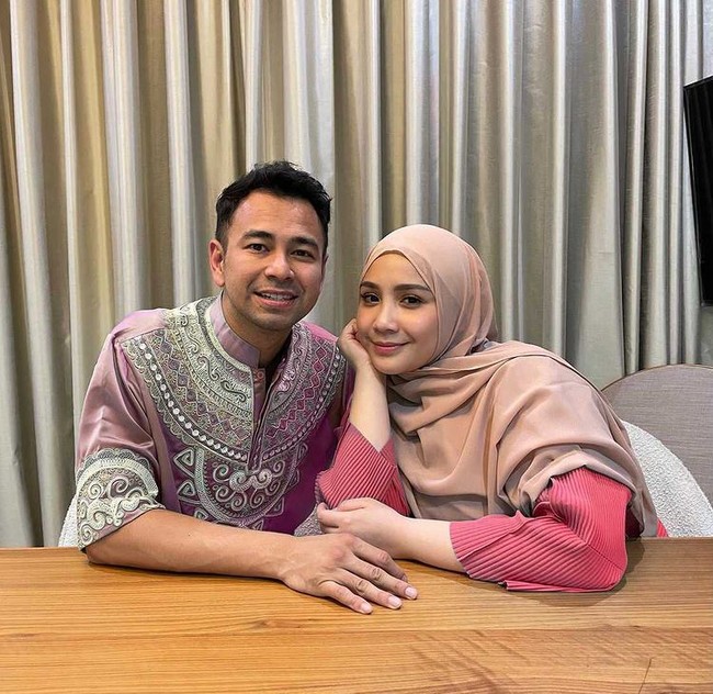 Warganet ramai memuji penampilan Nagita Slavina saat mengenakan hijab di acara Kajirans. Masya Allah mbak Gigi cantik banget pake hijab😍😍, ujar akun @bagassyahputra725. Masya Allah kak Gigi cantik banget pake hijab😍❤️, puji akun @eggivebiola. Masya Allah semoga secepatnya pkai hijab yah aamiin, kagum @emong18. Masya Allah mama Gigi cantik pakai hijab.. Semoga nerus yaa mama Gigi pakai hijabnya😍😍🔥, kagum akun @khikyrzky_. Foto: Dok. Instagram @raffinagita1717.