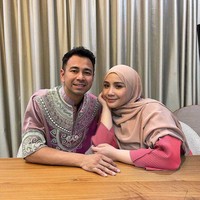 Warganet ramai memuji penampilan Nagita Slavina saat mengenakan hijab di acara Kajirans. Masya Allah mbak Gigi cantik banget pake hijab😍😍, ujar akun @bagassyahputra725. Masya Allah kak Gigi cantik banget pake hijab😍❤️, puji akun @eggivebiola. Masya Allah semoga secepatnya pkai hijab yah aamiin, kagum @emong18. Masya Allah mama Gigi cantik pakai hijab.. Semoga nerus yaa mama Gigi pakai hijabnya😍😍🔥, kagum akun @khikyrzky_. Foto: Dok. Instagram @raffinagita1717.