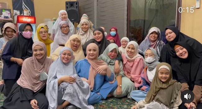 Acara Kajirans dihadiri oleh para sahabat yang juga selebriti Tanah Air, seperti Shireen Sungkar, Teuku Wisnu, Zaskia Sungkar dan Irwansyah. Selama acara berlangsung Gigi memakai hijab pashmina dan inner hijab warna putih agar bagian rambut tidak terlihat. Foto: Dok. Instagram @raffinagita1717.