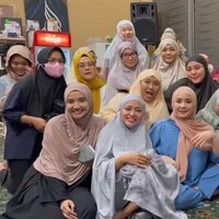 Acara Kajirans dihadiri oleh para sahabat yang juga selebriti Tanah Air, seperti Shireen Sungkar, Teuku Wisnu, Zaskia Sungkar dan Irwansyah. Selama acara berlangsung Gigi memakai hijab pashmina dan inner hijab warna putih agar bagian rambut tidak terlihat. Foto: Dok. Instagram @raffinagita1717.