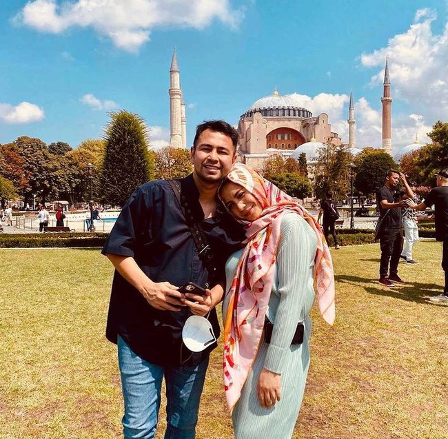 Ketika liburan ke Hagia Sophia, Turki, Nagita Slavina memakai hijab motif segi empat ukuran syari. Gigi memadukan dengan dress warna mint. Raffi pun memberikan pujian penampilan Gigi saat berhijab. We ❤️ Hagia Sophia Istanbul 🇹🇷Kalian harus kesini kalau ke Turkey dan untuk ibadah muslim Shalat sudah dibuka di sini 🙏Alhamdulillah 😇 Memsye cantik Berhijab ya, tulis @raffinagita1717. Foto: Dok. Instagram @raffinagita1717.