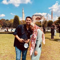 Ketika liburan ke Hagia Sophia, Turki, Nagita Slavina memakai hijab motif segi empat ukuran syari. Gigi memadukan dengan dress warna mint. Raffi pun memberikan pujian penampilan Gigi saat berhijab. We ❤️ Hagia Sophia Istanbul 🇹🇷Kalian harus kesini kalau ke Turkey dan untuk ibadah muslim Shalat sudah dibuka di sini 🙏Alhamdulillah 😇 Memsye cantik Berhijab ya, tulis @raffinagita1717. Foto: Dok. Instagram @raffinagita1717.