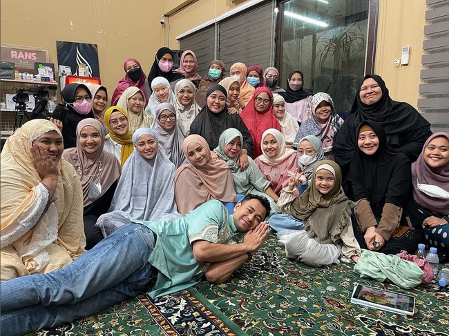 Wanita yang lahir pada 17 Februari 1988 itu berfoto bersama dengan tim Rans Entertaiment saat menggelar acara kajian di rumahnya. Raffi dan Gigi memiliki program khusus selama Ramadan, yaitu Kajirans. Gigi terlihat cantik saat mengenakan hijab. Foto: Dok. Instagram @raffinagita1717.