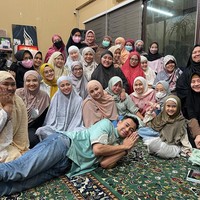 Wanita yang lahir pada 17 Februari 1988 itu berfoto bersama dengan tim Rans Entertaiment saat menggelar acara kajian di rumahnya. Raffi dan Gigi memiliki program khusus selama Ramadan, yaitu Kajirans. Gigi terlihat cantik saat mengenakan hijab. Foto: Dok. Instagram @raffinagita1717.
