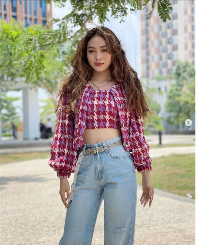Natasha Wilona yang kerap mengunggah foto dengan busana crop top yang memamerkan perutnya juga berbagi rahasia tubuh rampingnya. Dia rutin berolahraga di gym bersama pelatih. “OLAHRAGA BIKIN PERUT RATA DAN LANGSING!” begitu Natasha menulis dalam judul videonya. Foto: Instagram