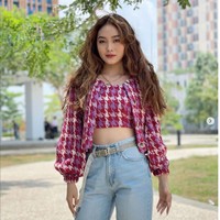 Natasha Wilona yang kerap mengunggah foto dengan busana crop top yang memamerkan perutnya juga berbagi rahasia tubuh rampingnya. Dia rutin berolahraga di gym bersama pelatih. “OLAHRAGA BIKIN PERUT RATA DAN LANGSING!” begitu Natasha menulis dalam judul videonya. Foto: Instagram