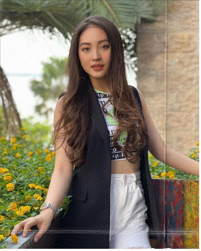 “Jaga pola makan juga biar enggak berisi. Jadi biar kelihatan lebih muda,” begitu kata Natasha Wilona yang berperan sebagai anak SMA di web serial terbarunya Dikta dan Hukum. Foto: Instagram