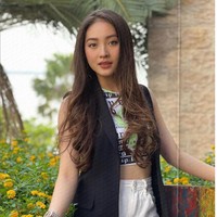 “Jaga pola makan juga biar enggak berisi. Jadi biar kelihatan lebih muda,” begitu kata Natasha Wilona yang berperan sebagai anak SMA di web serial terbarunya Dikta dan Hukum. Foto: Instagram