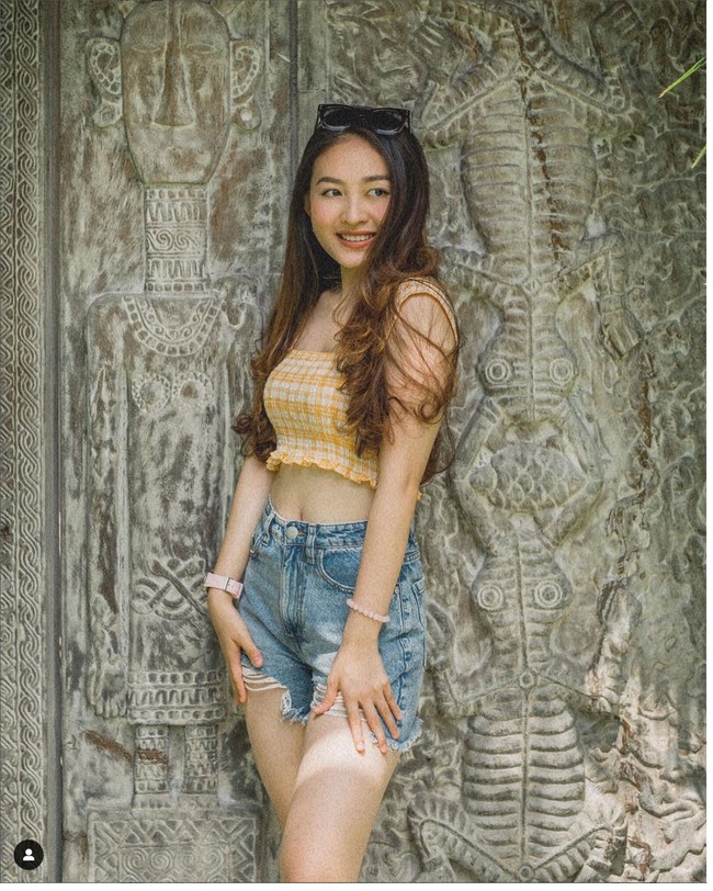 Dalam sebuah wawancara pada 2021, Natasha Wilona berbagi rahasia agar terlihat awet muda. Natasha yang berusia 23 tahun kerap didapuk memerankan karakter yang usianya jauh lebih muda darinya, seperti tokoh anak SMA. Foto: Instagram