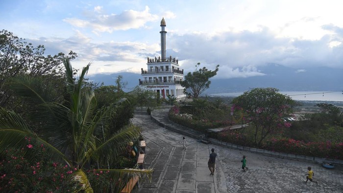 Warga bersantai sambil menunggu waktu berbuka puasa (ngabuburit) pada kawasan Monumen Perdamaian 