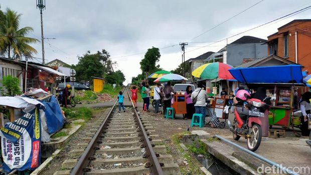 Ngabuburit di sekitar rel kereta api di Sukabumi.