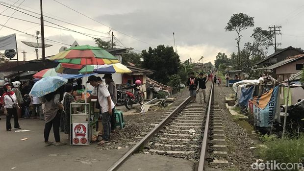 Ngabuburit di sekitar rel kereta api di Sukabumi.