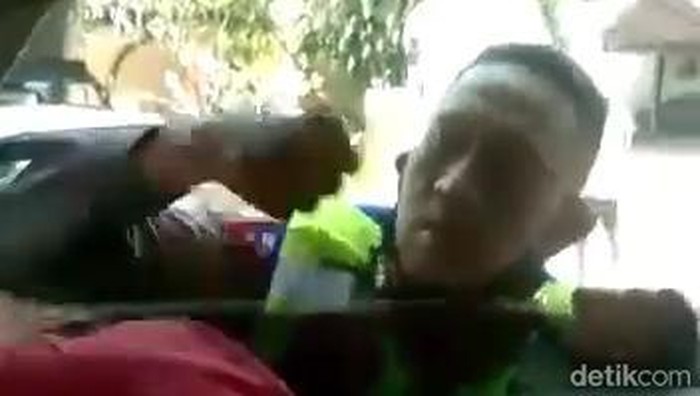 Oknum polisi di Jombang terekam dalam video memukuli seorang sopir truk hingga viral di grup-grup Facebook komunitas sopir truk.