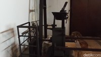 Mesin-mesin ini dirangkai menjadi satu, sehingga bisa digunakan dalam waktu yang bersamaan. Terlihat juga pintu kebakaran otomatis di dalam pabrik. (Bonauli/detikcom)