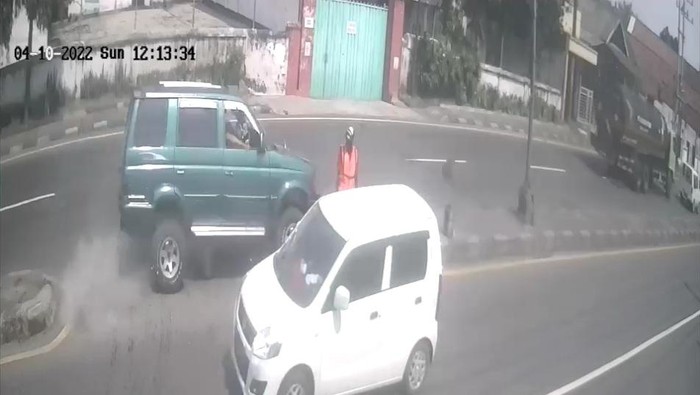 Pak Ogah diseruduk mobil di Mojokerto