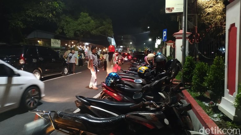 Pasar takjil di sekitar Alun-alun Kota Blitar ramai pengunjung karena jajanannya murah. Sayang biaya parkirnya mahal. Pasar takjil di sekitar Alun-alun Kota Blitar ramai pengunjung karena jajanannya murah. Sayang biaya parkirnya mahal.