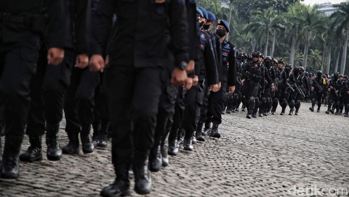 Prajurit Korps Brimob Polri berjalan untuk mengikuti apel gabungan gelar pasukan di lapangan Monas, Jakarta, Senin (11/4/2022).