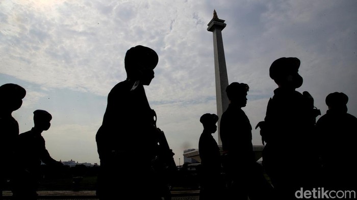 Prajurit Korps Brimob Polri berjalan untuk mengikuti apel gabungan gelar pasukan di lapangan Monas, Jakarta, Senin (11/4/2022).