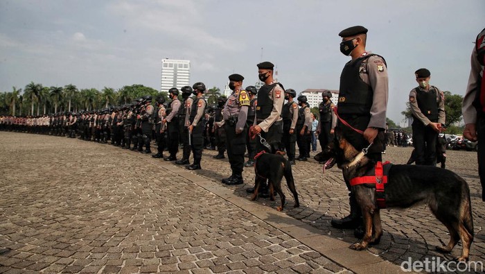 Pasukan Pengamanan Dilarang Bawa Senpi Saat Kawal Demo BEM SI Prajurit Korps Brimob Polri berjalan untuk mengikuti apel gabungan gelar pasukan di lapangan Monas, Jakarta, Senin (11/4/2022).