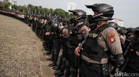 Prajurit Korps Brimob Polri berjalan untuk mengikuti apel gabungan gelar pasukan di lapangan Monas, Jakarta, Senin (11/4/2022). Apel tersebut dilaksanakan dalam rangka pengamanan aksi unjuk rasa BEM SI.   