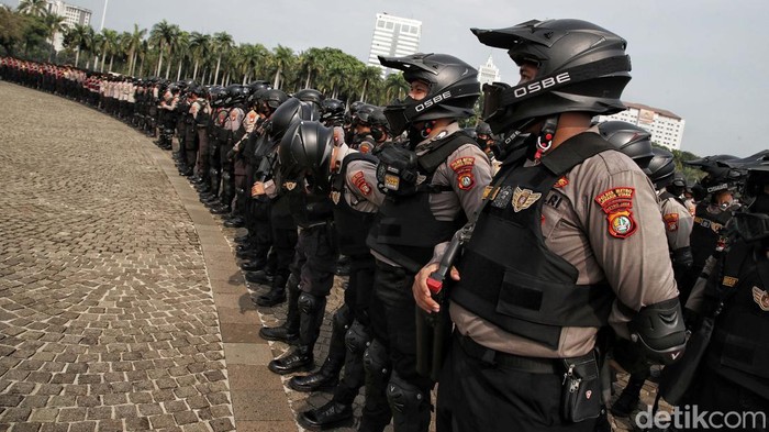 Pasukan Pengamanan Dilarang Bawa Senpi Saat Kawal Demo BEM SI Prajurit Korps Brimob Polri berjalan untuk mengikuti apel gabungan gelar pasukan di lapangan Monas, Jakarta, Senin (11/4/2022).