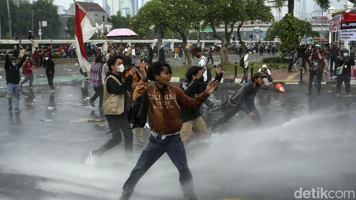 Bentrokan terjadi antara polisi dan mahasiswa yang berdemo di depan gedung DPR, Jakarta, Senin (11/4/2022) Polisi sempat menembakan gas air mata.