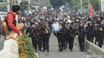 Pecah! Mahasiswa dan Polisi Bentrok di Depan Gedung DPR